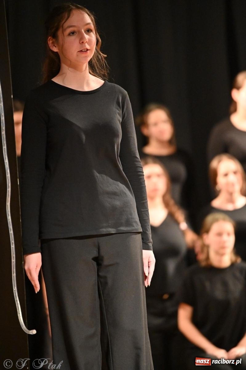 Zdjęcie w galerii na portalu naszraciborz.pl: Magia teatru na scenie MDK. Dwa spektakle Czwartej ściany wiadomości z regionu