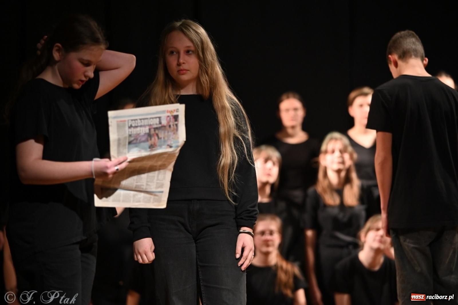 Zdjęcie w galerii na portalu naszraciborz.pl: Magia teatru na scenie MDK. Dwa spektakle Czwartej ściany wiadomości z regionu