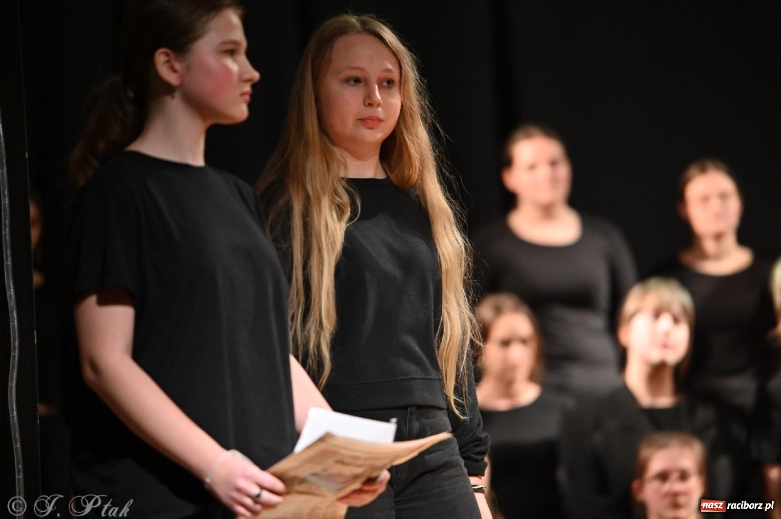 Zdjęcie w galerii na portalu naszraciborz.pl: Magia teatru na scenie MDK. Dwa spektakle Czwartej ściany wiadomości z regionu