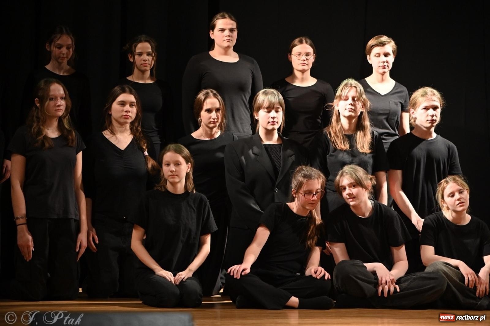 Zdjęcie w galerii na portalu naszraciborz.pl: Magia teatru na scenie MDK. Dwa spektakle Czwartej ściany wiadomości z regionu