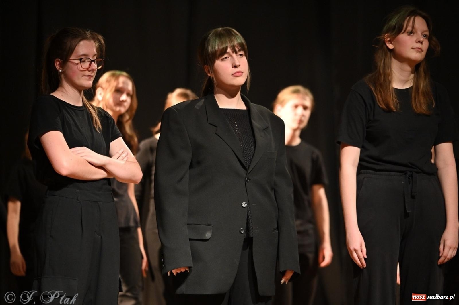 Zdjęcie w galerii na portalu naszraciborz.pl: Magia teatru na scenie MDK. Dwa spektakle Czwartej ściany wiadomości z regionu