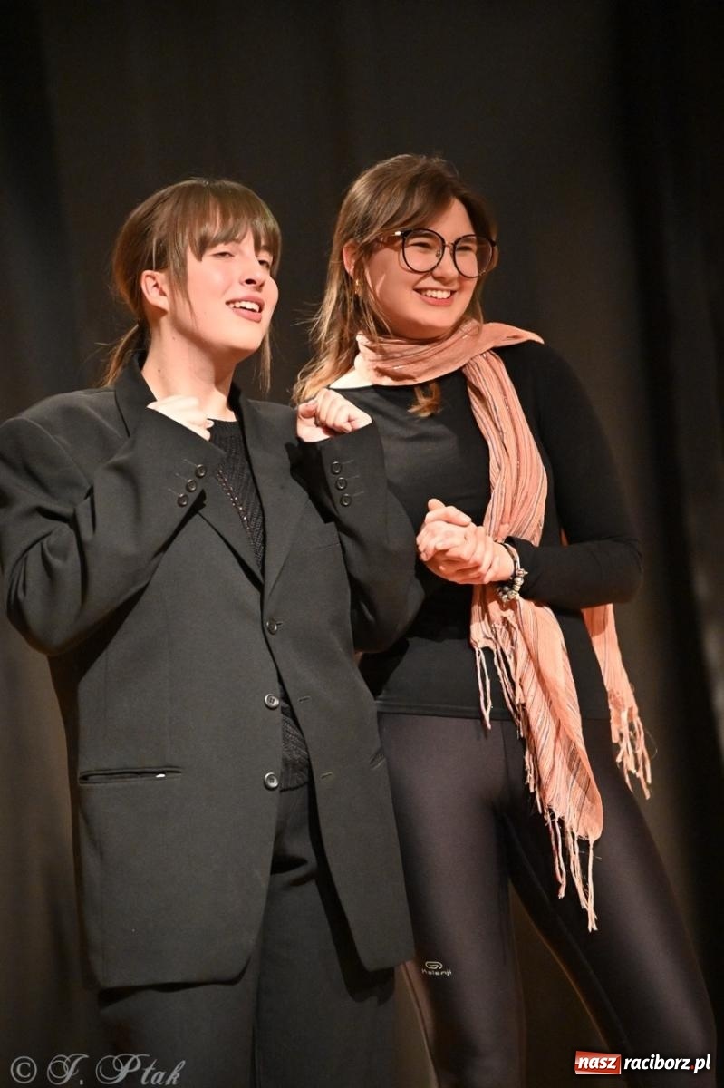 Zdjęcie w galerii na portalu naszraciborz.pl: Magia teatru na scenie MDK. Dwa spektakle Czwartej ściany wiadomości z regionu