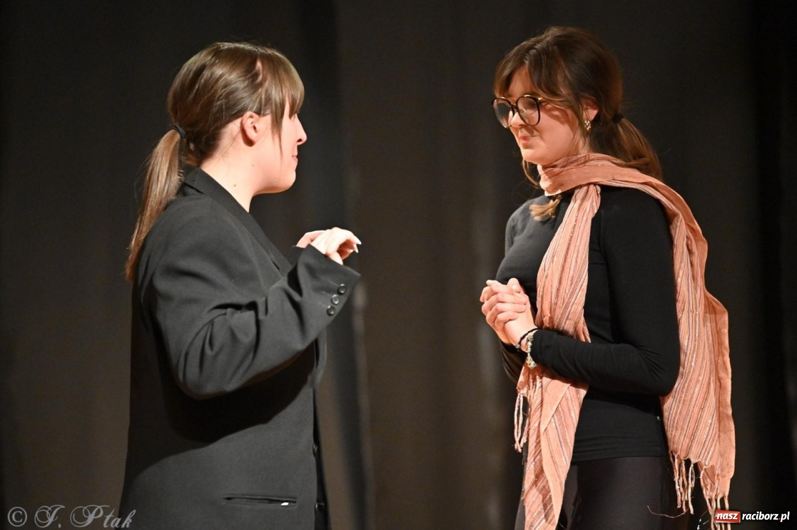 Zdjęcie w galerii na portalu naszraciborz.pl: Magia teatru na scenie MDK. Dwa spektakle Czwartej ściany wiadomości z regionu