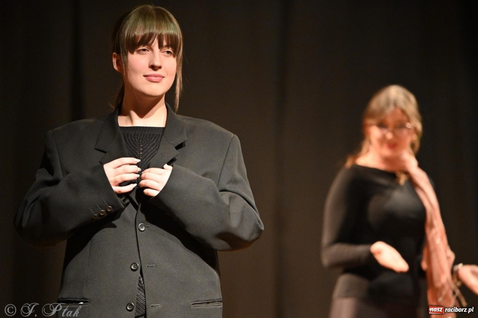 Zdjęcie w galerii na portalu naszraciborz.pl: Magia teatru na scenie MDK. Dwa spektakle Czwartej ściany wiadomości z regionu