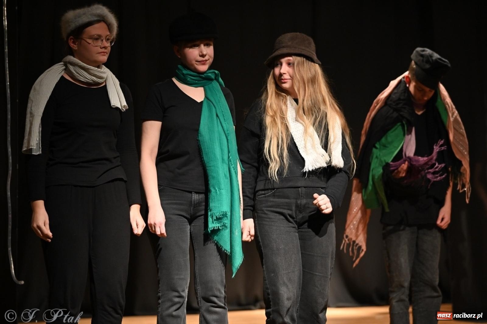 Zdjęcie w galerii na portalu naszraciborz.pl: Magia teatru na scenie MDK. Dwa spektakle Czwartej ściany wiadomości z regionu