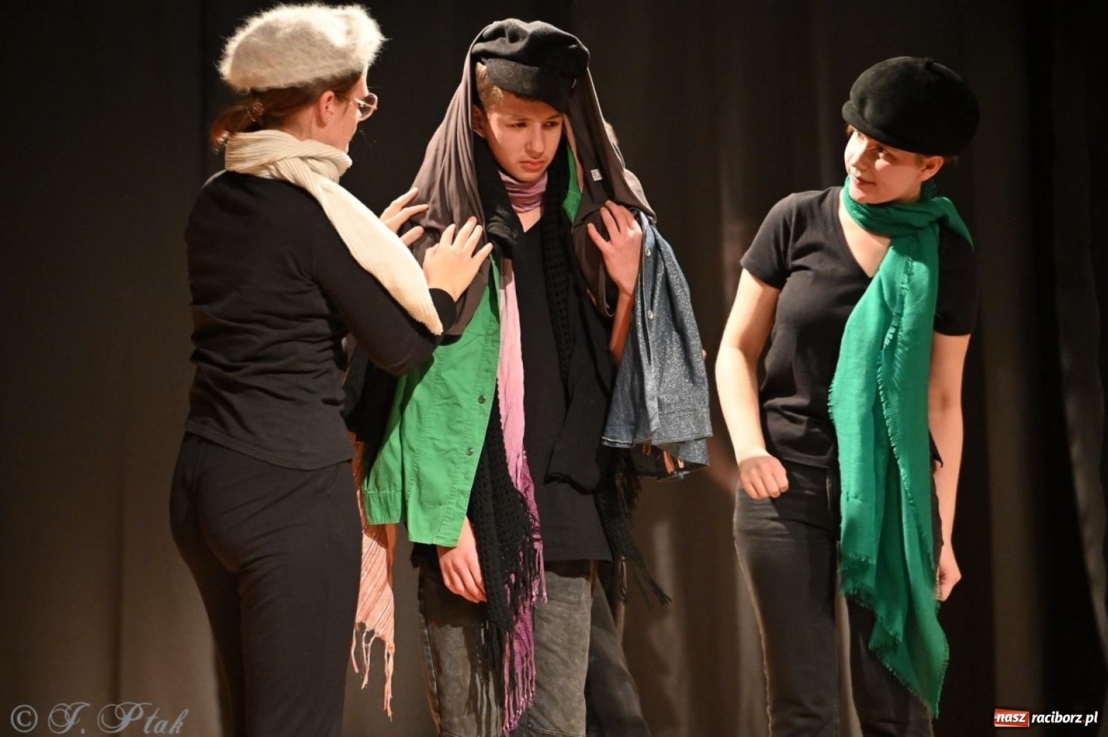 Zdjęcie w galerii na portalu naszraciborz.pl: Magia teatru na scenie MDK. Dwa spektakle Czwartej ściany wiadomości z regionu