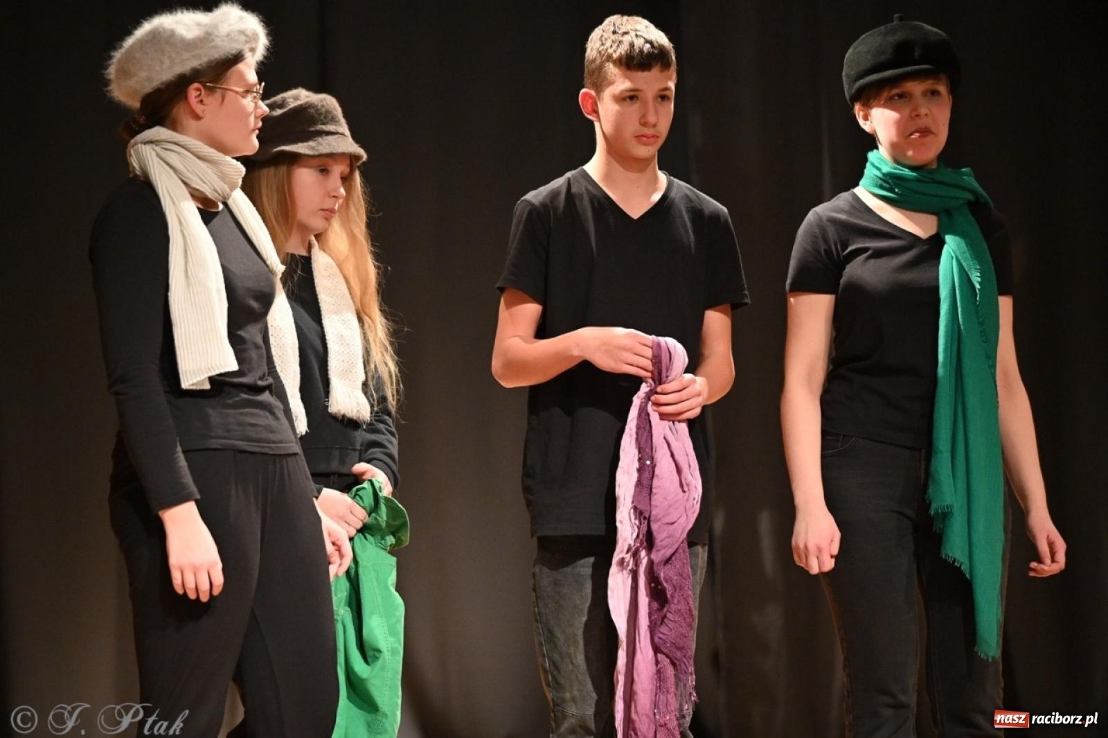 Zdjęcie w galerii na portalu naszraciborz.pl: Magia teatru na scenie MDK. Dwa spektakle Czwartej ściany wiadomości z regionu