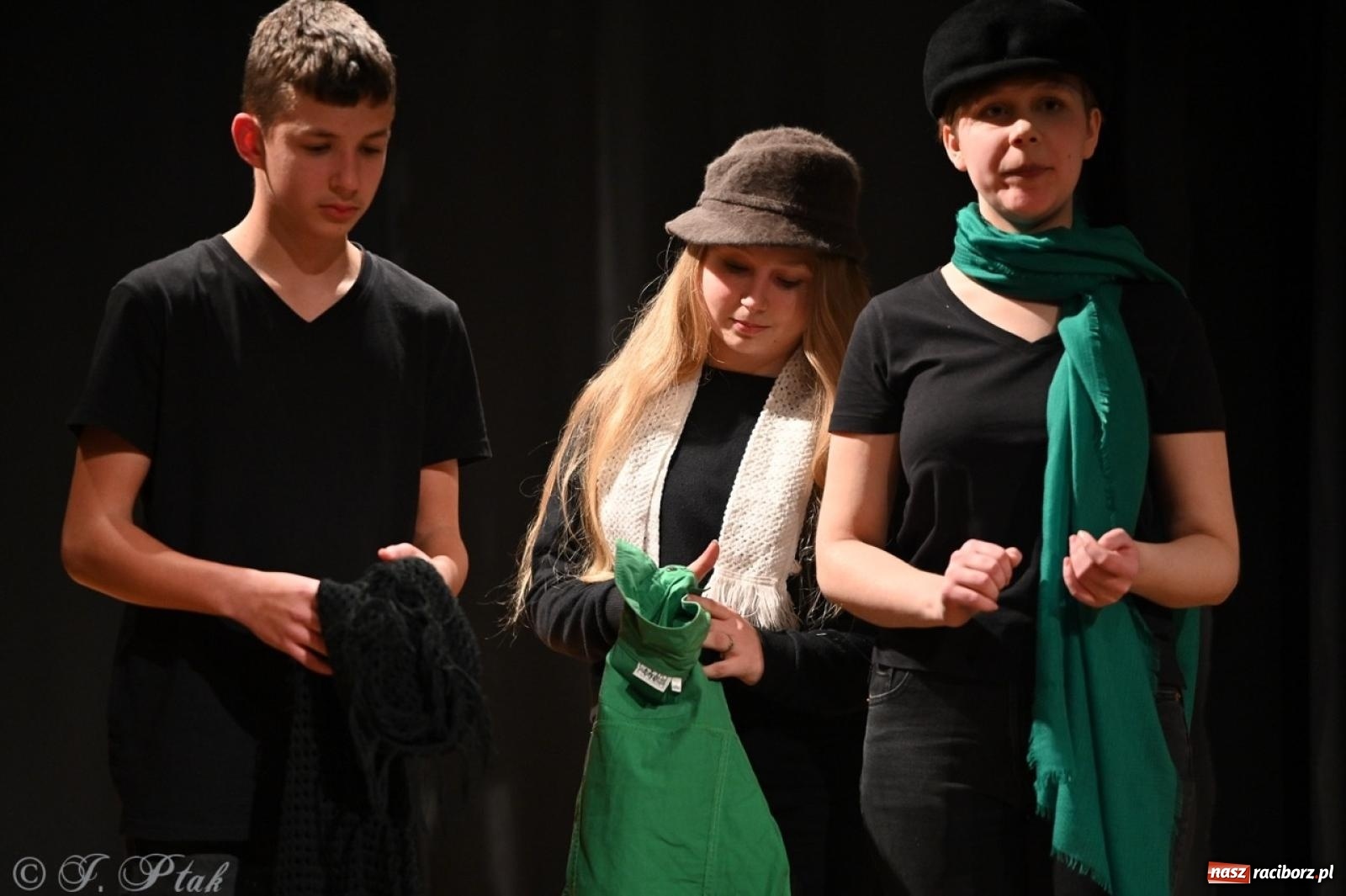 Zdjęcie w galerii na portalu naszraciborz.pl: Magia teatru na scenie MDK. Dwa spektakle Czwartej ściany wiadomości z regionu