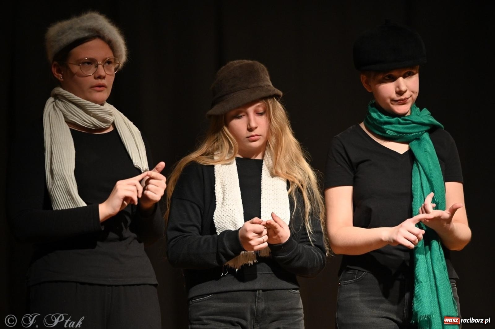 Zdjęcie w galerii na portalu naszraciborz.pl: Magia teatru na scenie MDK. Dwa spektakle Czwartej ściany wiadomości z regionu