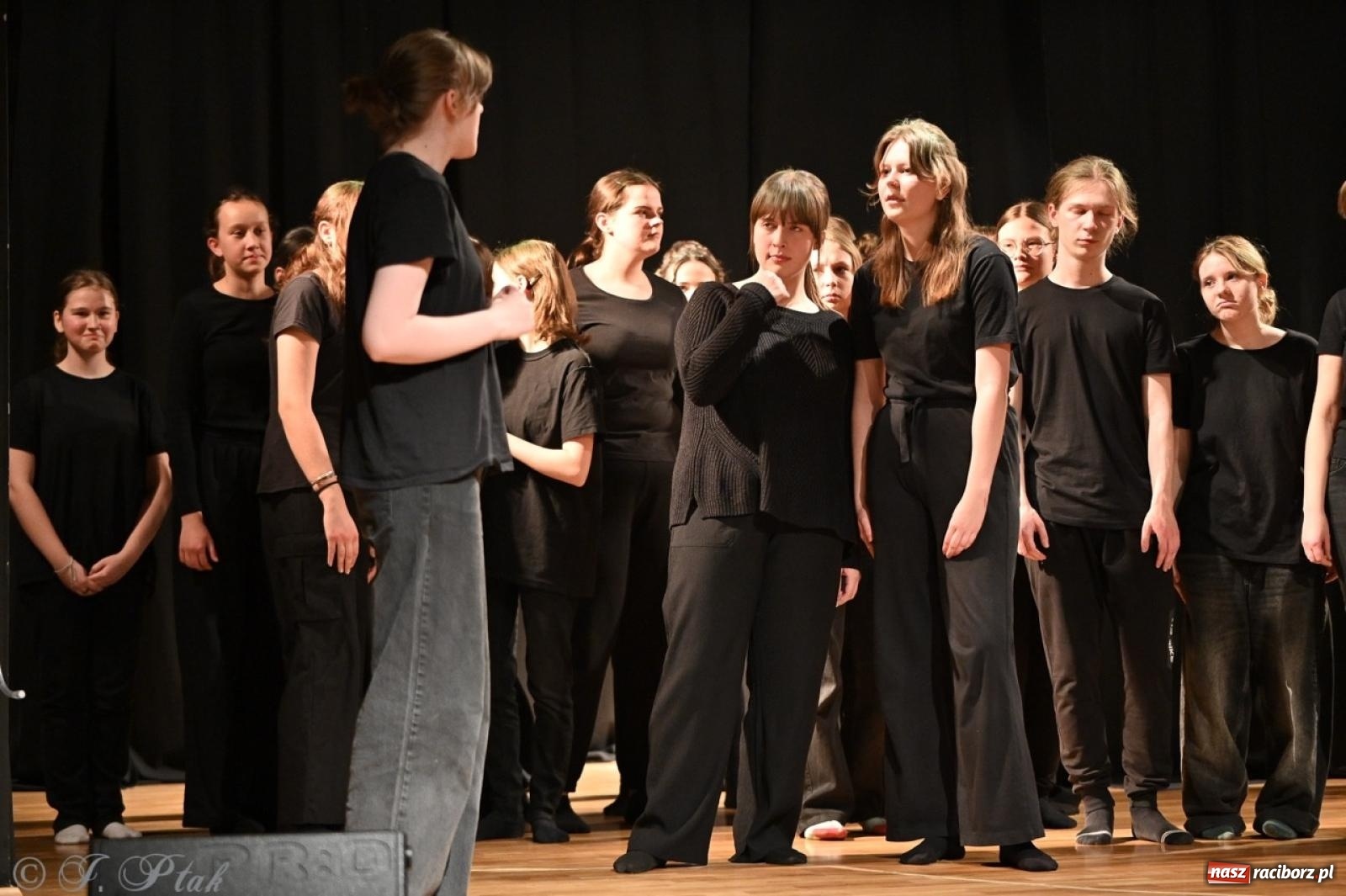 Zdjęcie w galerii na portalu naszraciborz.pl: Magia teatru na scenie MDK. Dwa spektakle Czwartej ściany wiadomości z regionu