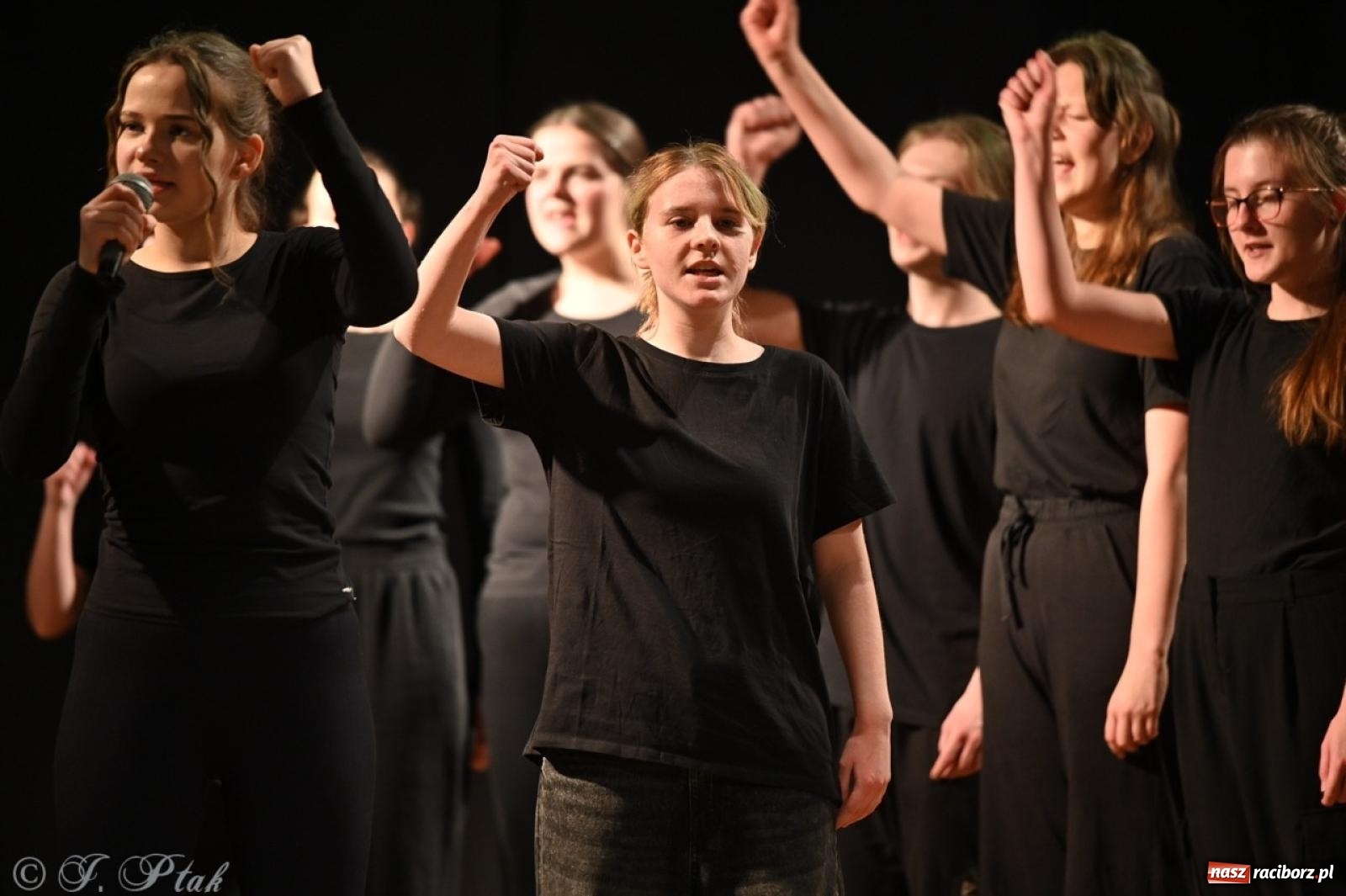 Zdjęcie w galerii na portalu naszraciborz.pl: Magia teatru na scenie MDK. Dwa spektakle Czwartej ściany wiadomości z regionu