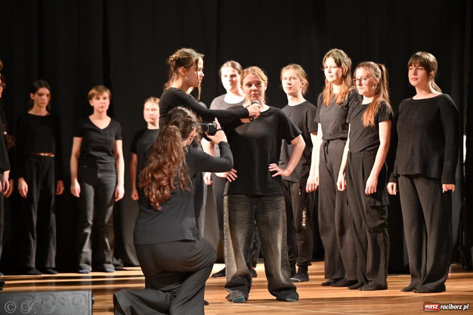 Zdjęcie w galerii na portalu naszraciborz.pl: Magia teatru na scenie MDK. Dwa spektakle Czwartej ściany wiadomości z regionu