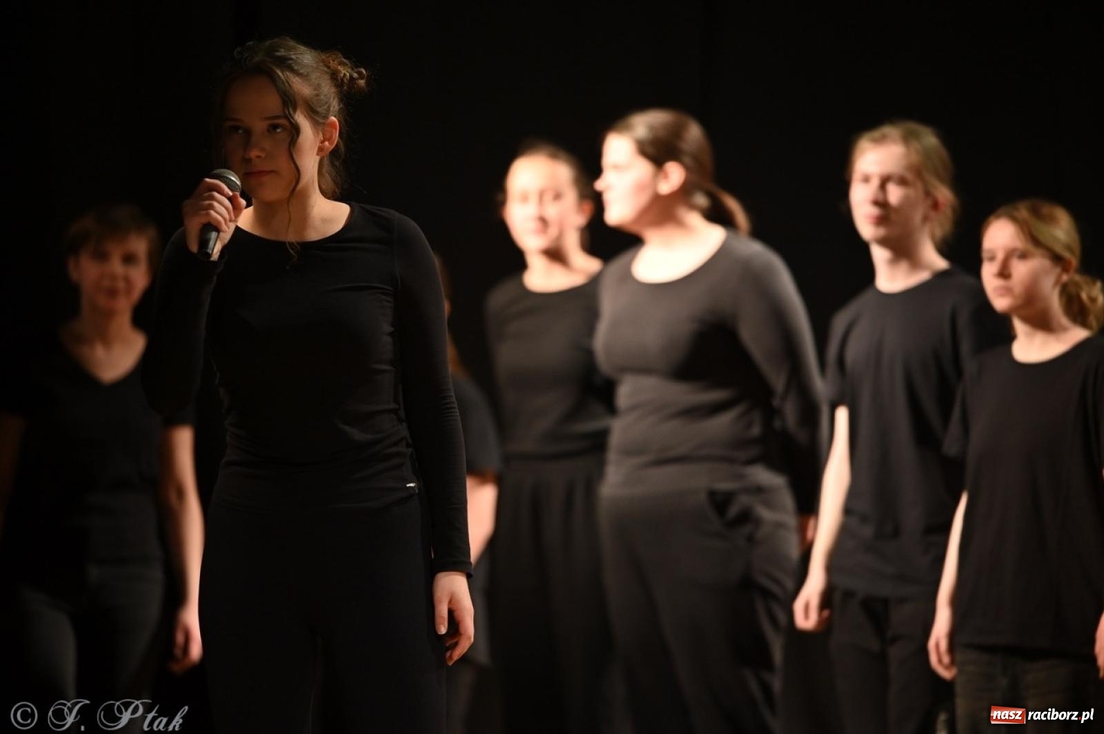 Zdjęcie w galerii na portalu naszraciborz.pl: Magia teatru na scenie MDK. Dwa spektakle Czwartej ściany wiadomości z regionu