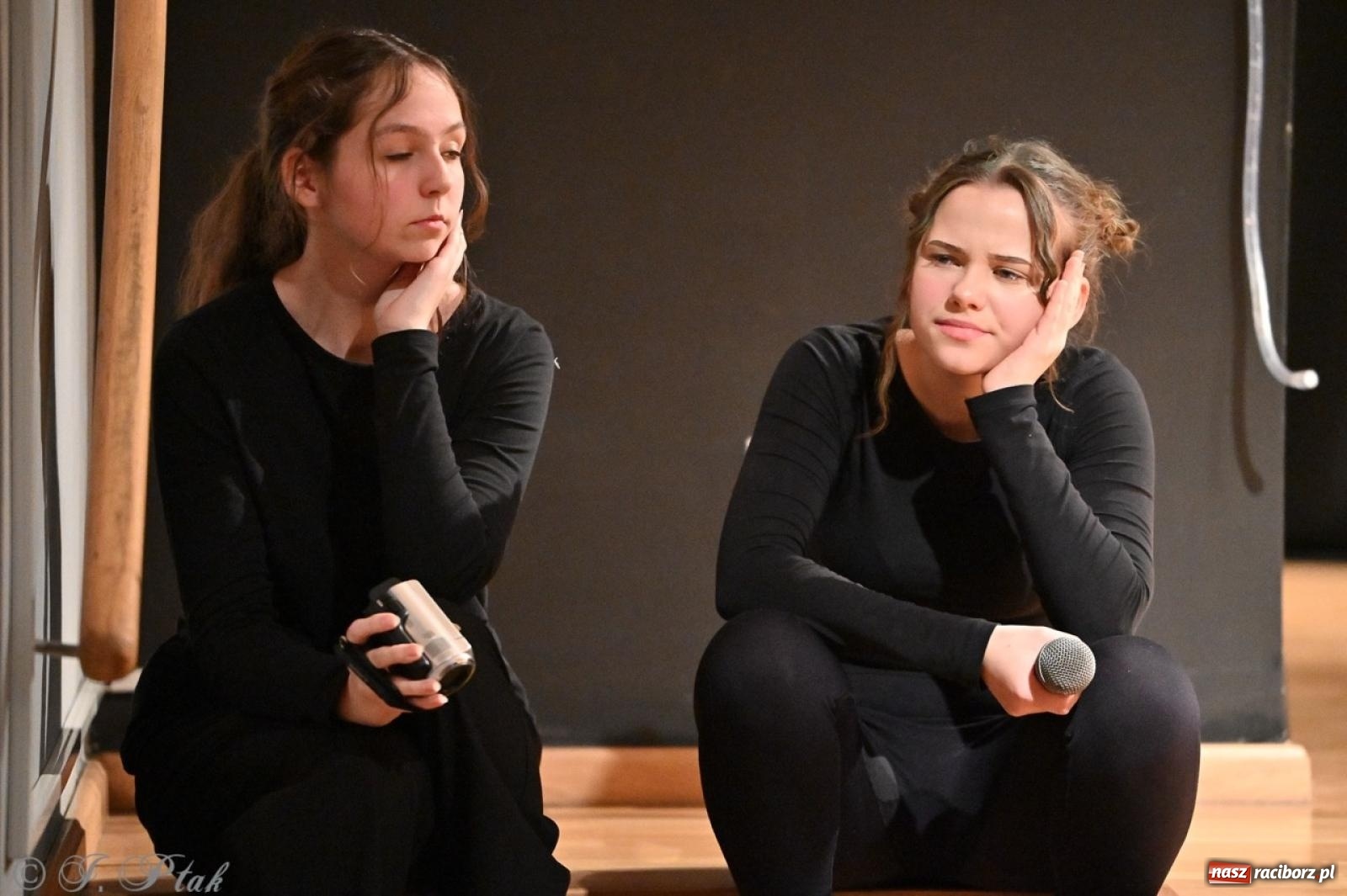 Zdjęcie w galerii na portalu naszraciborz.pl: Magia teatru na scenie MDK. Dwa spektakle Czwartej ściany wiadomości z regionu