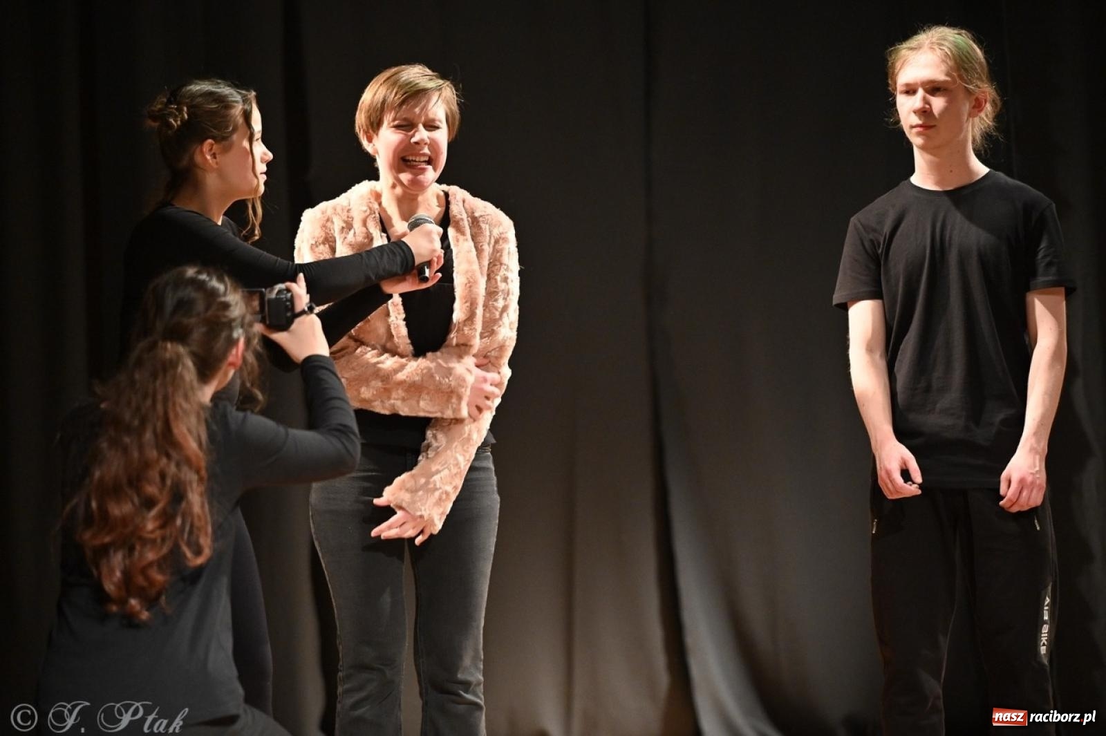 Zdjęcie w galerii na portalu naszraciborz.pl: Magia teatru na scenie MDK. Dwa spektakle Czwartej ściany wiadomości z regionu