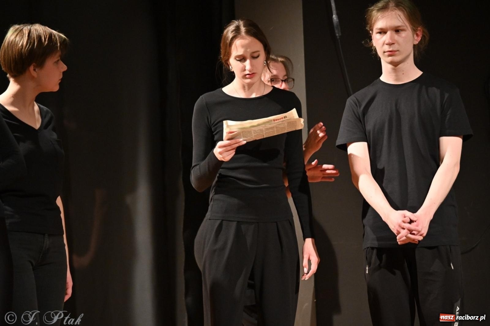 Zdjęcie w galerii na portalu naszraciborz.pl: Magia teatru na scenie MDK. Dwa spektakle Czwartej ściany wiadomości z regionu