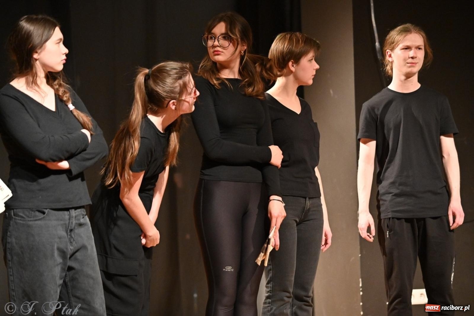 Zdjęcie w galerii na portalu naszraciborz.pl: Magia teatru na scenie MDK. Dwa spektakle Czwartej ściany wiadomości z regionu