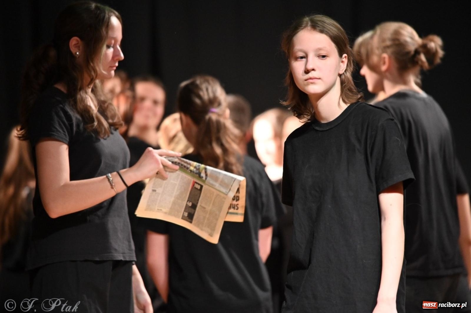 Zdjęcie w galerii na portalu naszraciborz.pl: Magia teatru na scenie MDK. Dwa spektakle Czwartej ściany wiadomości z regionu