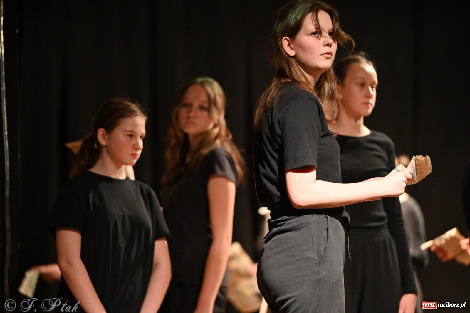 Zdjęcie w galerii na portalu naszraciborz.pl: Magia teatru na scenie MDK. Dwa spektakle Czwartej ściany wiadomości z regionu