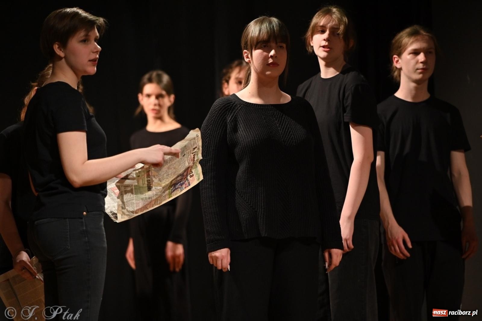 Zdjęcie w galerii na portalu naszraciborz.pl: Magia teatru na scenie MDK. Dwa spektakle Czwartej ściany wiadomości z regionu