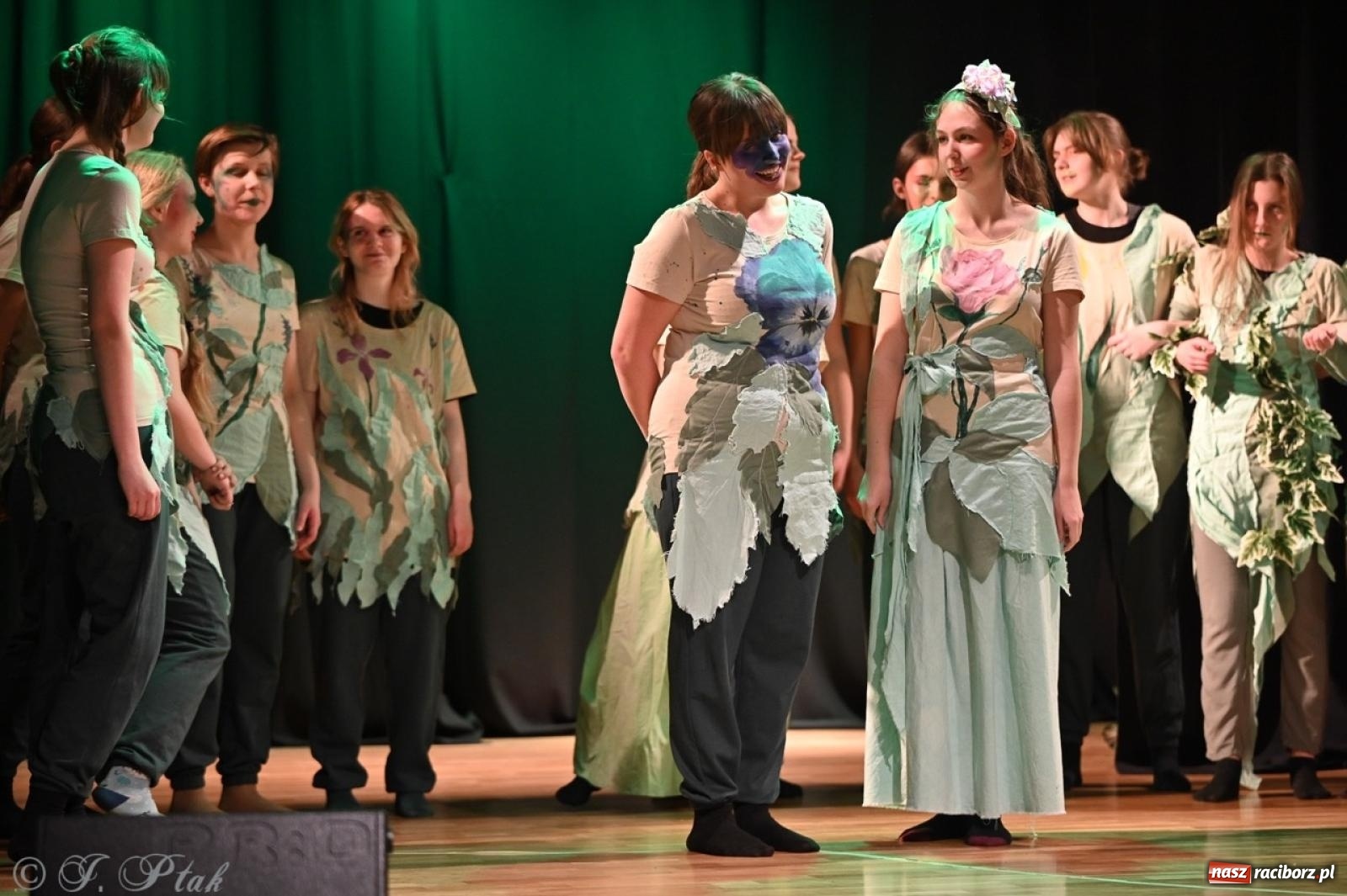 Zdjęcie w galerii na portalu naszraciborz.pl: Magia teatru na scenie MDK. Dwa spektakle Czwartej ściany wiadomości z regionu