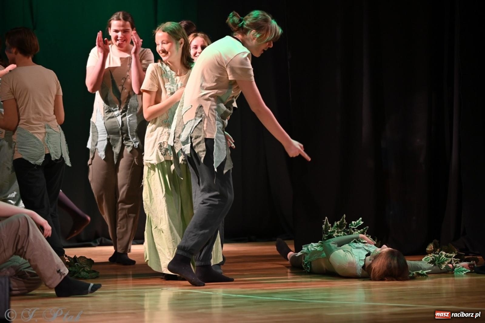 Zdjęcie w galerii na portalu naszraciborz.pl: Magia teatru na scenie MDK. Dwa spektakle Czwartej ściany wiadomości z regionu