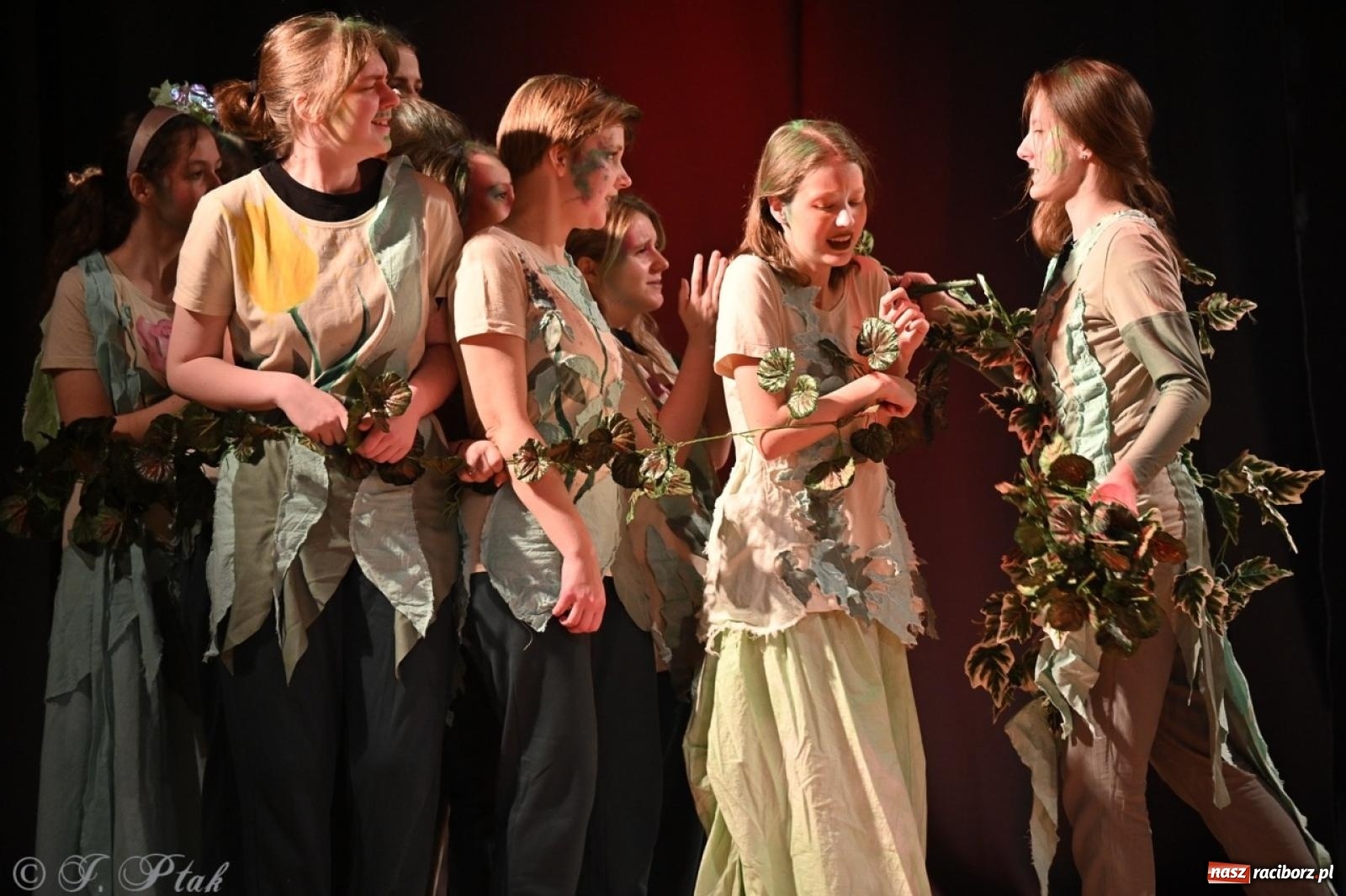 Zdjęcie w galerii na portalu naszraciborz.pl: Magia teatru na scenie MDK. Dwa spektakle Czwartej ściany wiadomości z regionu