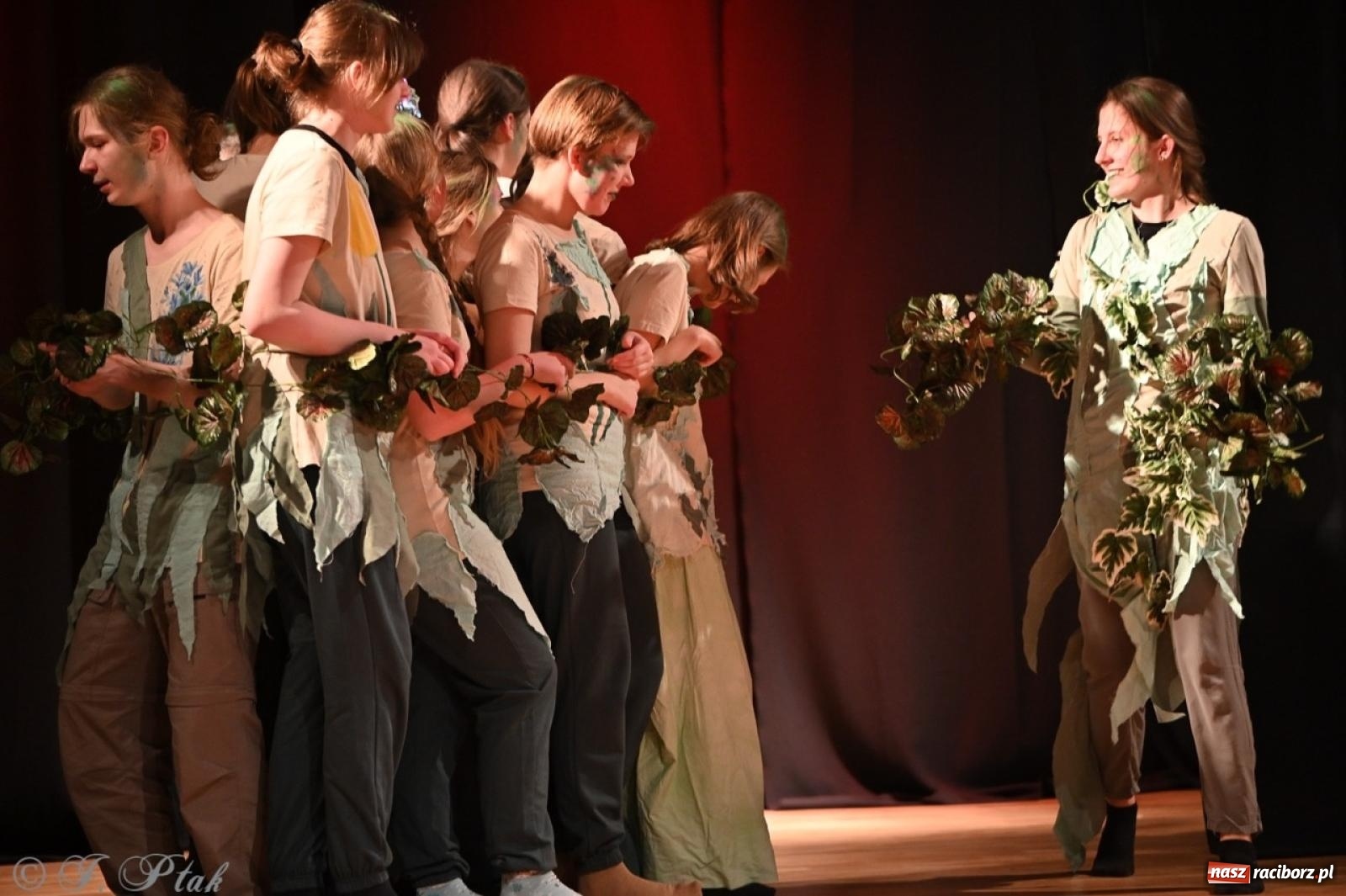 Zdjęcie w galerii na portalu naszraciborz.pl: Magia teatru na scenie MDK. Dwa spektakle Czwartej ściany wiadomości z regionu