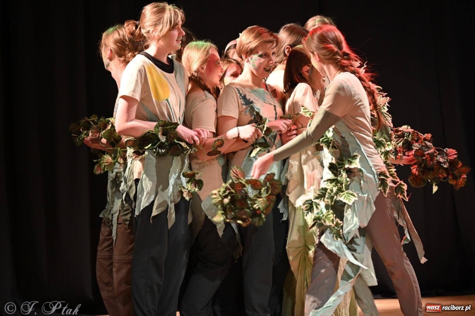 Zdjęcie w galerii na portalu naszraciborz.pl: Magia teatru na scenie MDK. Dwa spektakle Czwartej ściany wiadomości z regionu