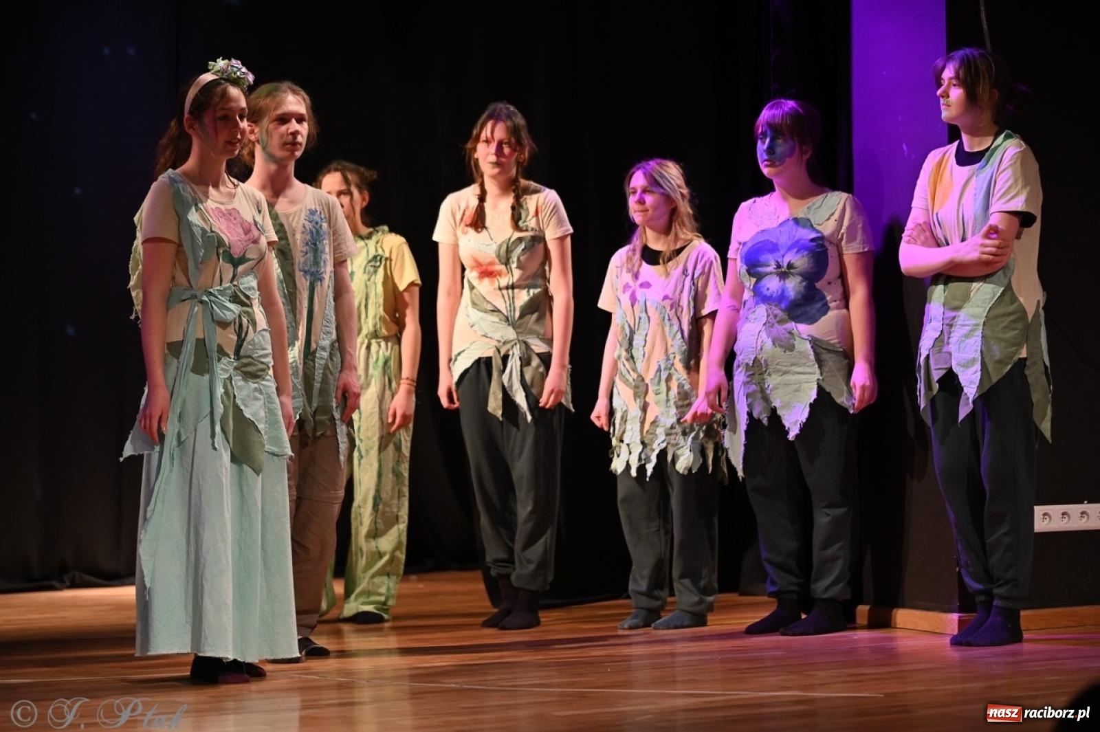 Zdjęcie w galerii na portalu naszraciborz.pl: Magia teatru na scenie MDK. Dwa spektakle Czwartej ściany wiadomości z regionu