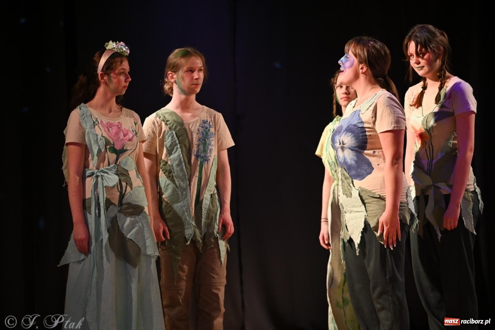 Zdjęcie w galerii na portalu naszraciborz.pl: Magia teatru na scenie MDK. Dwa spektakle Czwartej ściany wiadomości z regionu