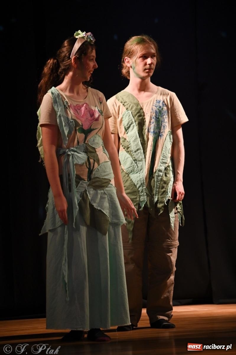 Zdjęcie w galerii na portalu naszraciborz.pl: Magia teatru na scenie MDK. Dwa spektakle Czwartej ściany wiadomości z regionu