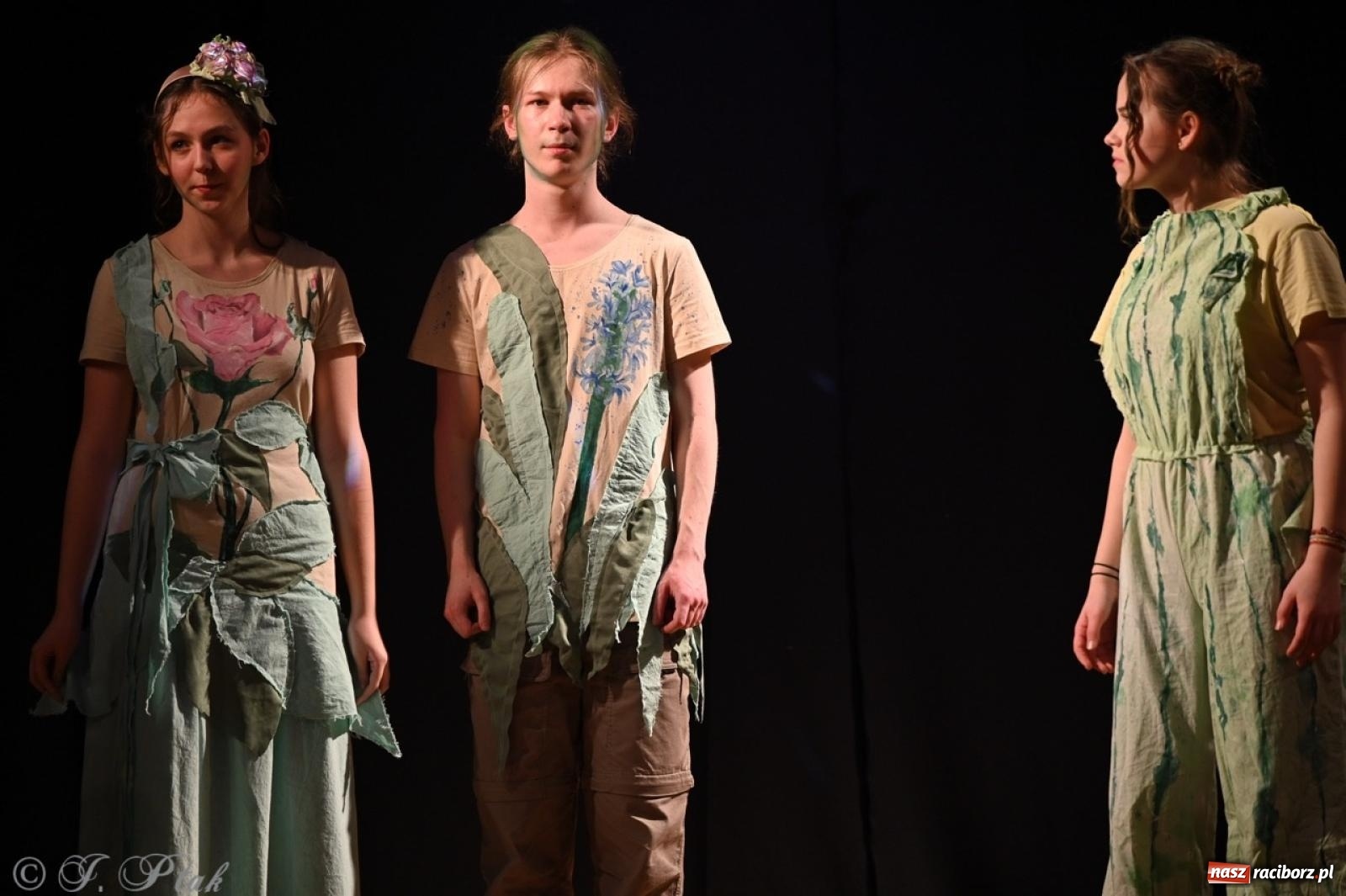 Zdjęcie w galerii na portalu naszraciborz.pl: Magia teatru na scenie MDK. Dwa spektakle Czwartej ściany wiadomości z regionu