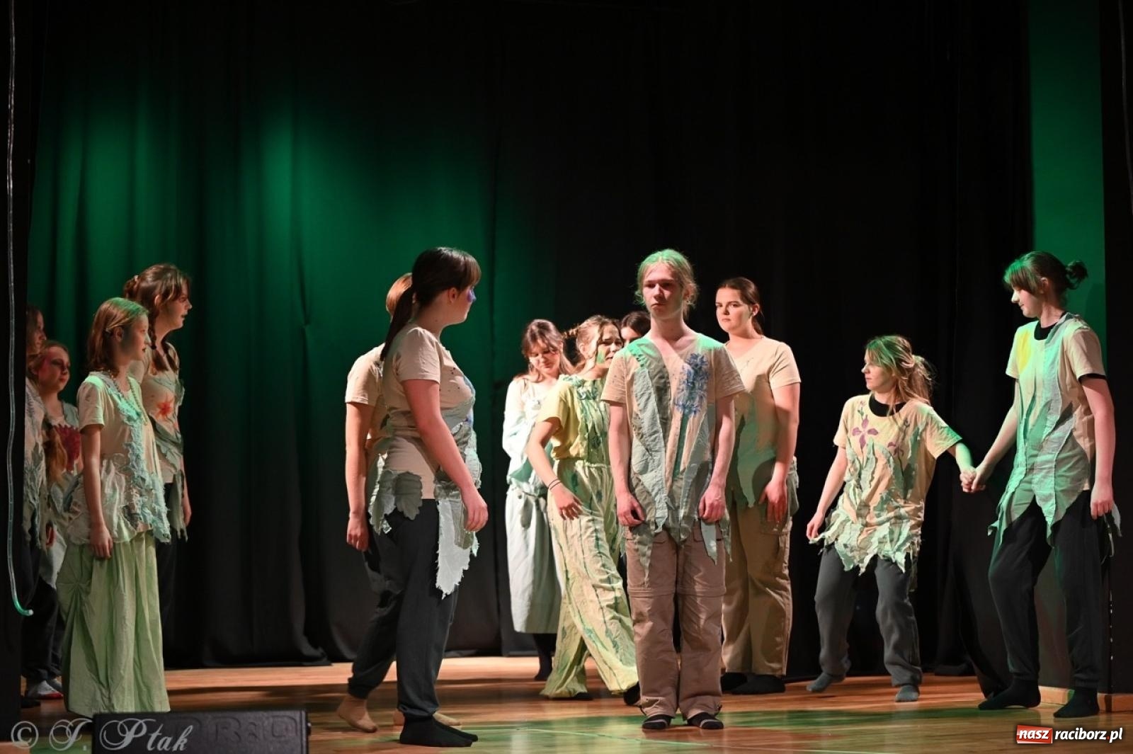 Zdjęcie w galerii na portalu naszraciborz.pl: Magia teatru na scenie MDK. Dwa spektakle Czwartej ściany wiadomości z regionu