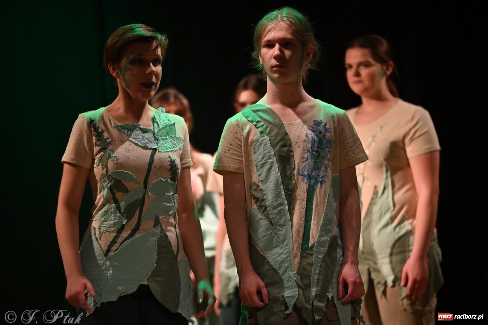 Zdjęcie w galerii na portalu naszraciborz.pl: Magia teatru na scenie MDK. Dwa spektakle Czwartej ściany wiadomości z regionu