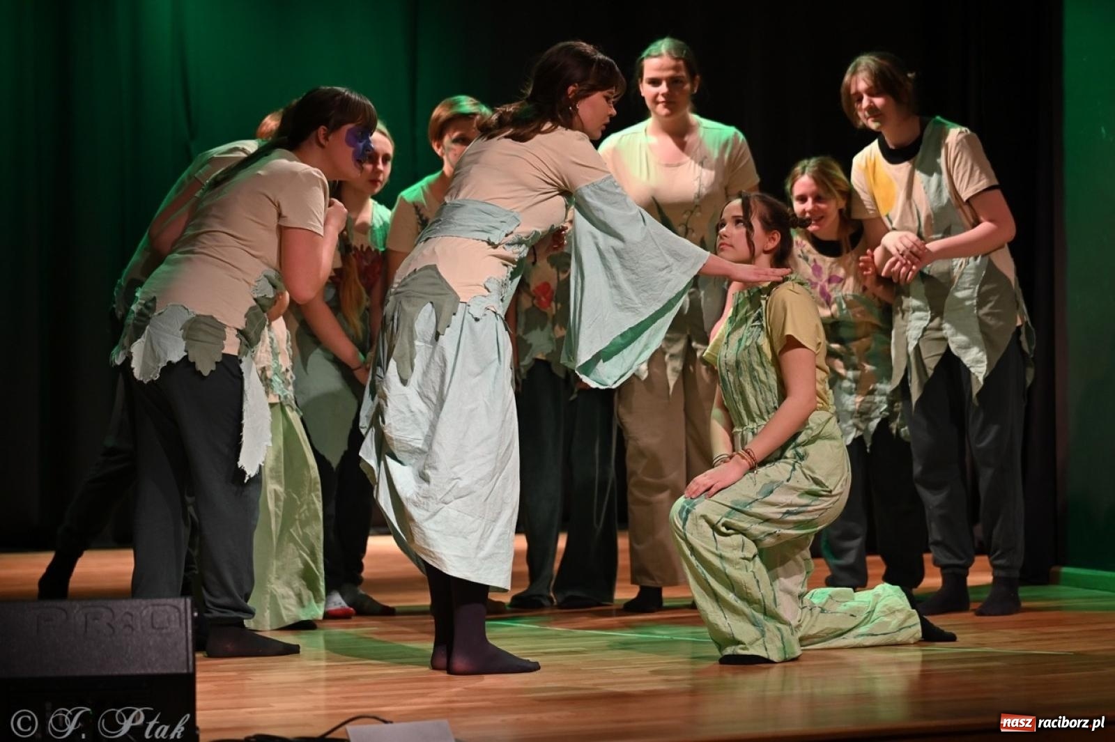 Zdjęcie w galerii na portalu naszraciborz.pl: Magia teatru na scenie MDK. Dwa spektakle Czwartej ściany wiadomości z regionu