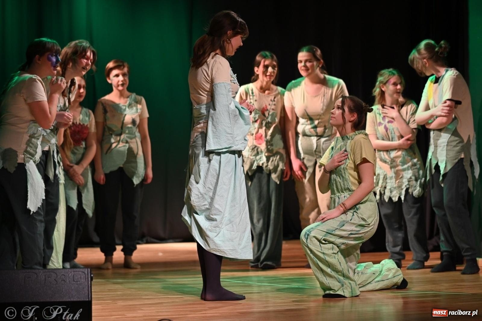 Zdjęcie w galerii na portalu naszraciborz.pl: Magia teatru na scenie MDK. Dwa spektakle Czwartej ściany wiadomości z regionu