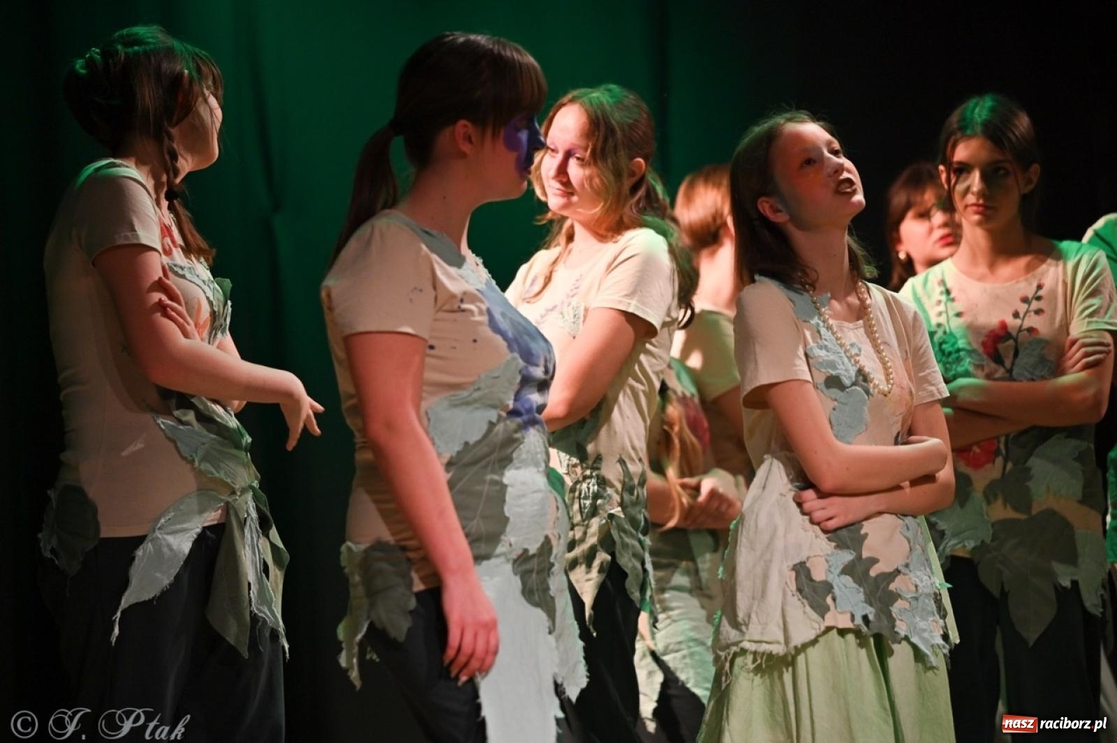 Zdjęcie w galerii na portalu naszraciborz.pl: Magia teatru na scenie MDK. Dwa spektakle Czwartej ściany wiadomości z regionu