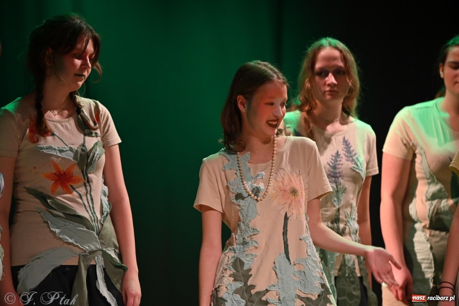 Zdjęcie w galerii na portalu naszraciborz.pl: Magia teatru na scenie MDK. Dwa spektakle Czwartej ściany wiadomości z regionu