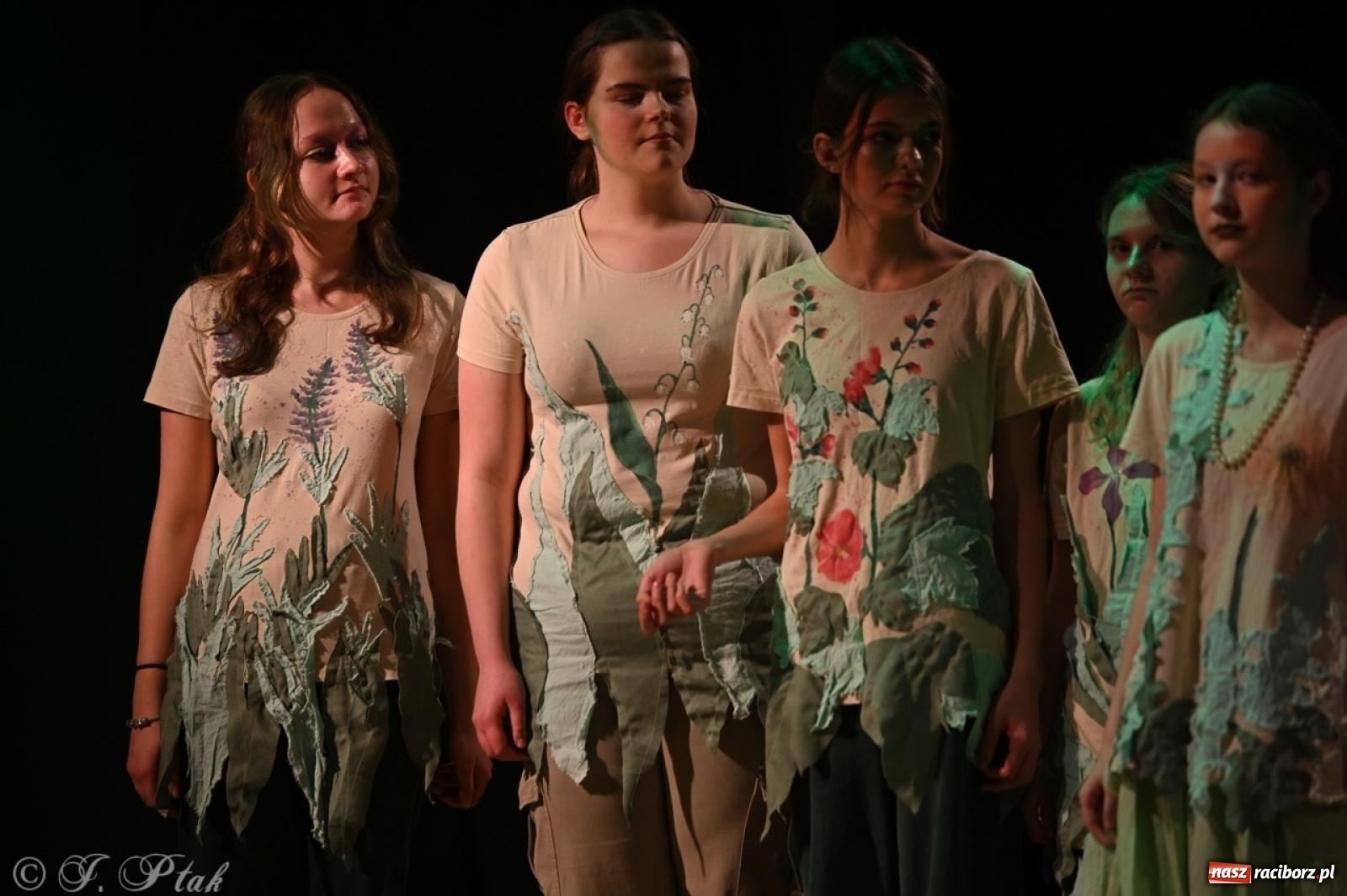 Zdjęcie w galerii na portalu naszraciborz.pl: Magia teatru na scenie MDK. Dwa spektakle Czwartej ściany wiadomości z regionu