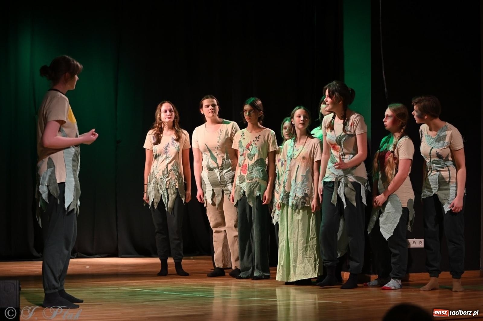 Zdjęcie w galerii na portalu naszraciborz.pl: Magia teatru na scenie MDK. Dwa spektakle Czwartej ściany wiadomości z regionu