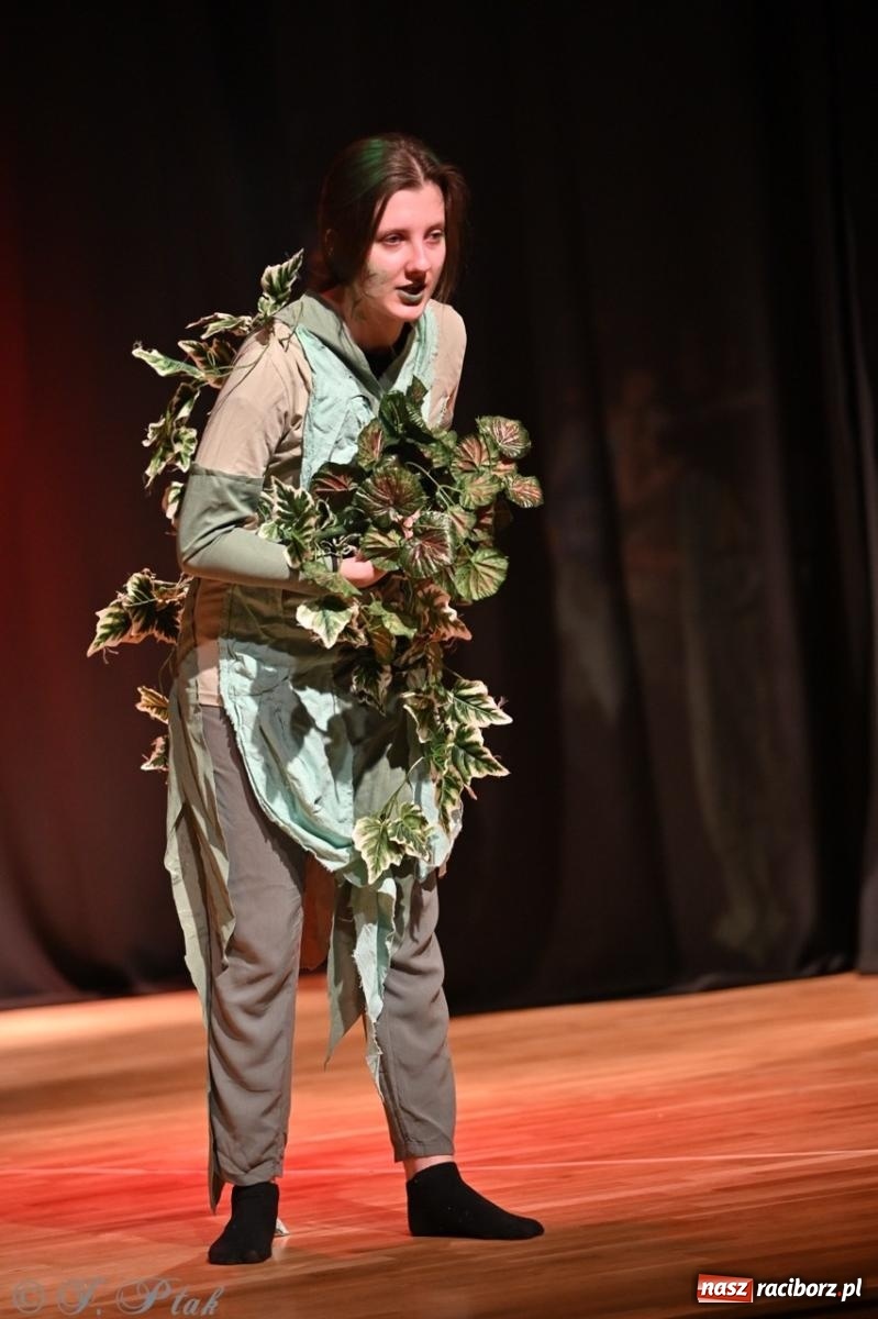 Zdjęcie w galerii na portalu naszraciborz.pl: Magia teatru na scenie MDK. Dwa spektakle Czwartej ściany wiadomości z regionu