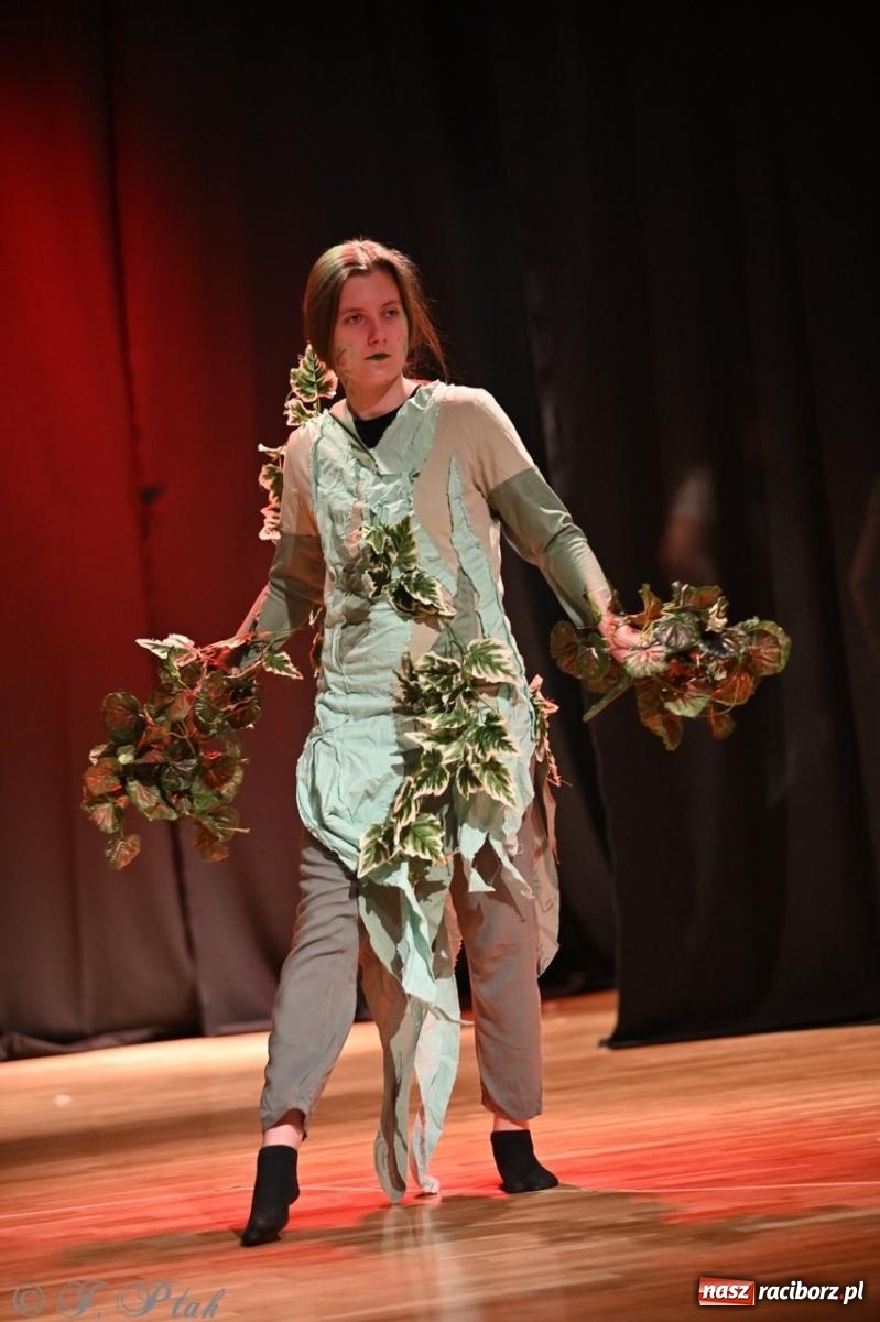 Zdjęcie w galerii na portalu naszraciborz.pl: Magia teatru na scenie MDK. Dwa spektakle Czwartej ściany wiadomości z regionu