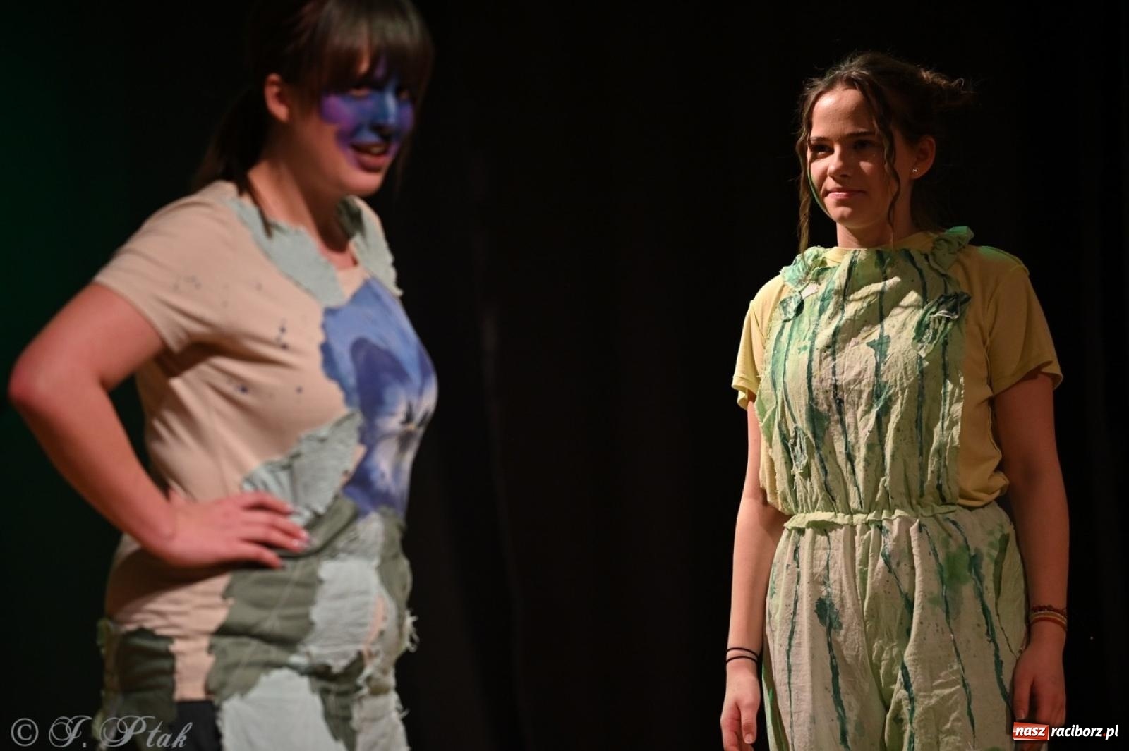 Zdjęcie w galerii na portalu naszraciborz.pl: Magia teatru na scenie MDK. Dwa spektakle Czwartej ściany wiadomości z regionu