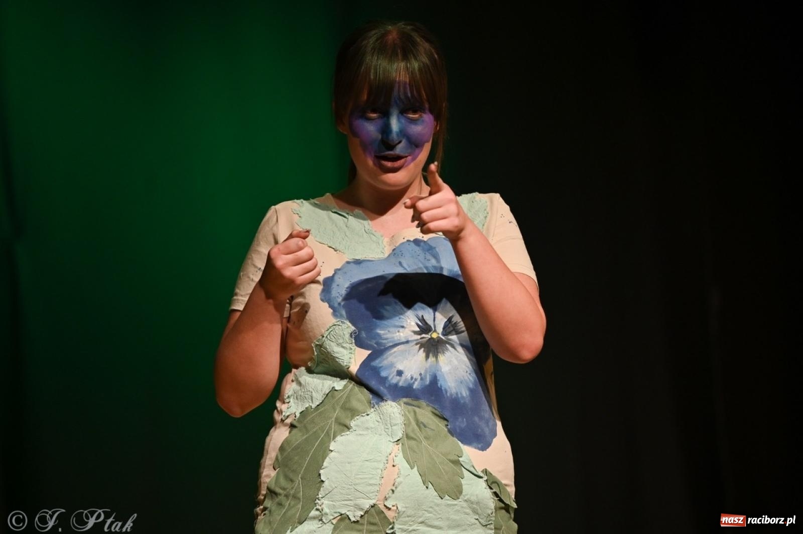 Zdjęcie w galerii na portalu naszraciborz.pl: Magia teatru na scenie MDK. Dwa spektakle Czwartej ściany wiadomości z regionu