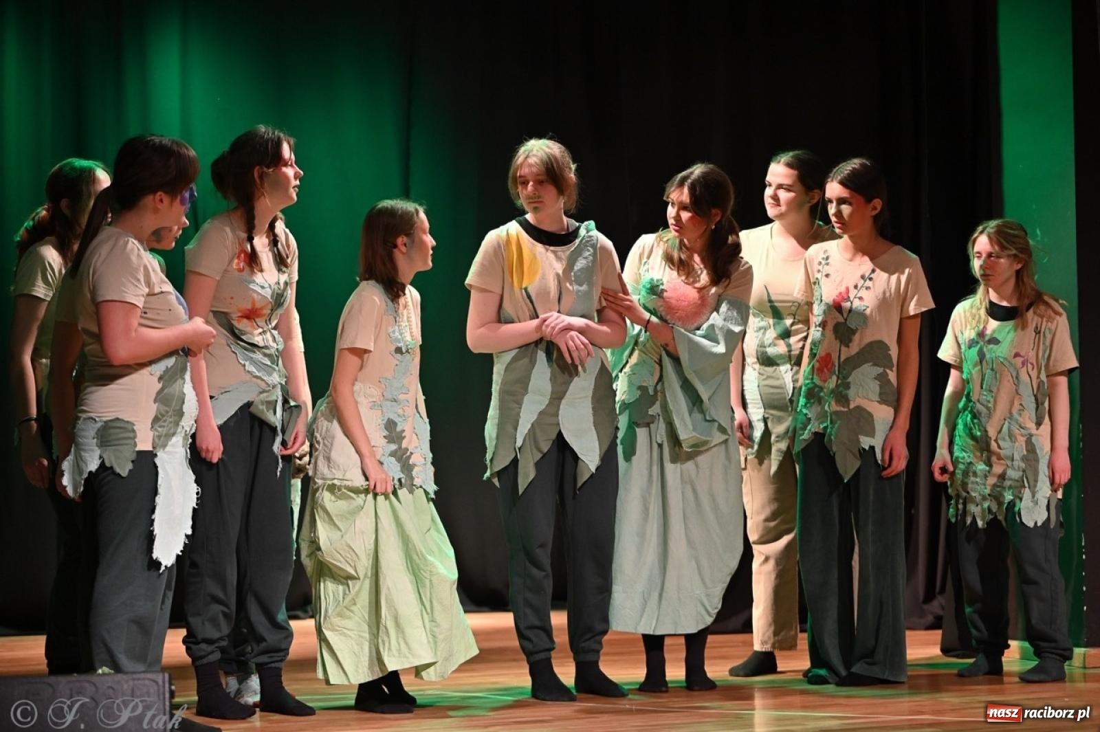 Zdjęcie w galerii na portalu naszraciborz.pl: Magia teatru na scenie MDK. Dwa spektakle Czwartej ściany wiadomości z regionu