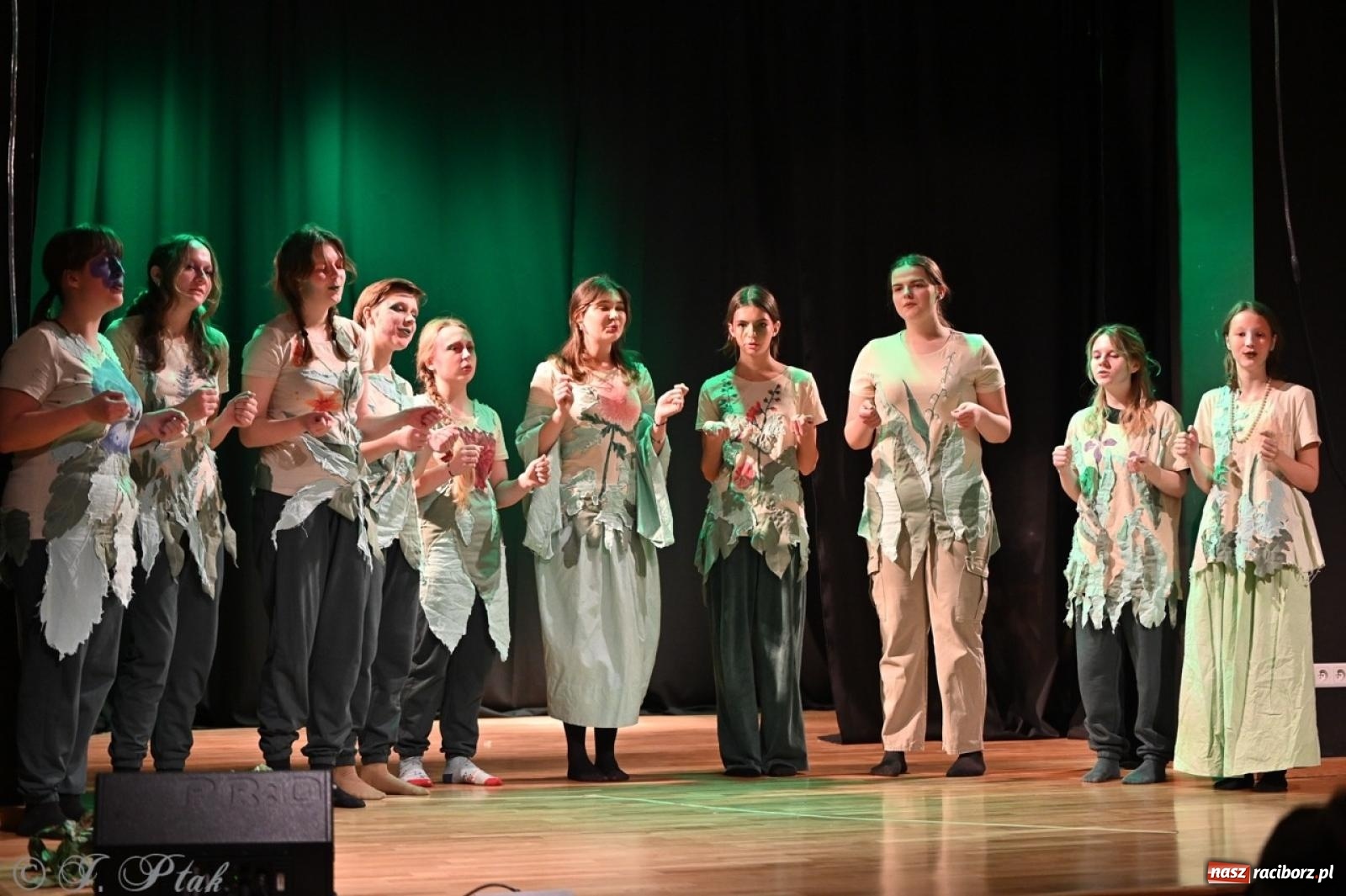 Zdjęcie w galerii na portalu naszraciborz.pl: Magia teatru na scenie MDK. Dwa spektakle Czwartej ściany wiadomości z regionu