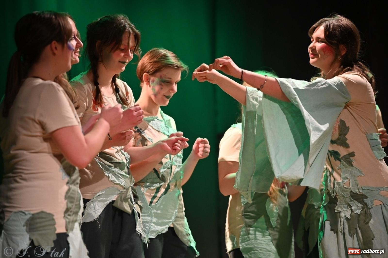 Zdjęcie w galerii na portalu naszraciborz.pl: Magia teatru na scenie MDK. Dwa spektakle Czwartej ściany wiadomości z regionu