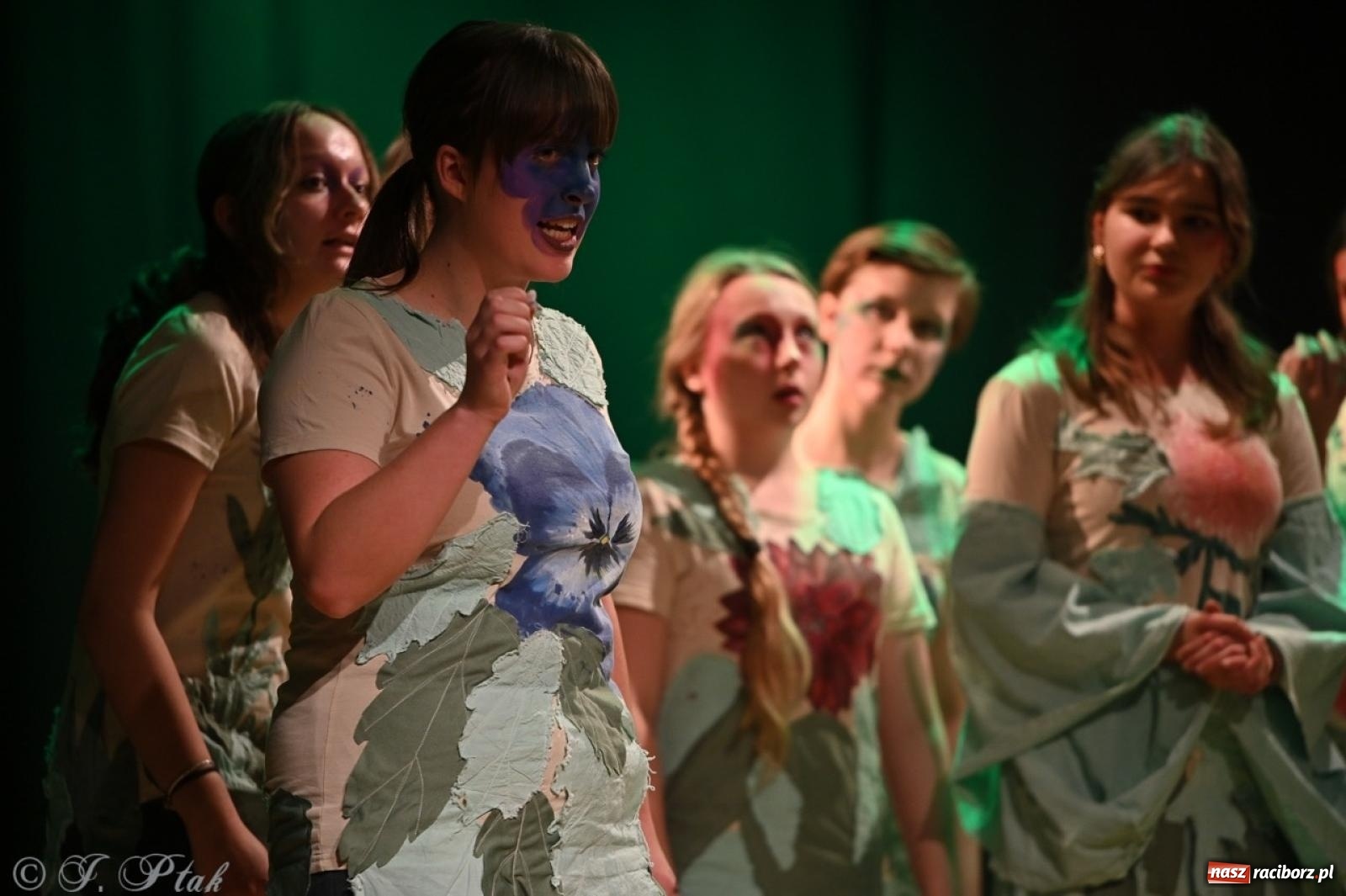 Zdjęcie w galerii na portalu naszraciborz.pl: Magia teatru na scenie MDK. Dwa spektakle Czwartej ściany wiadomości z regionu