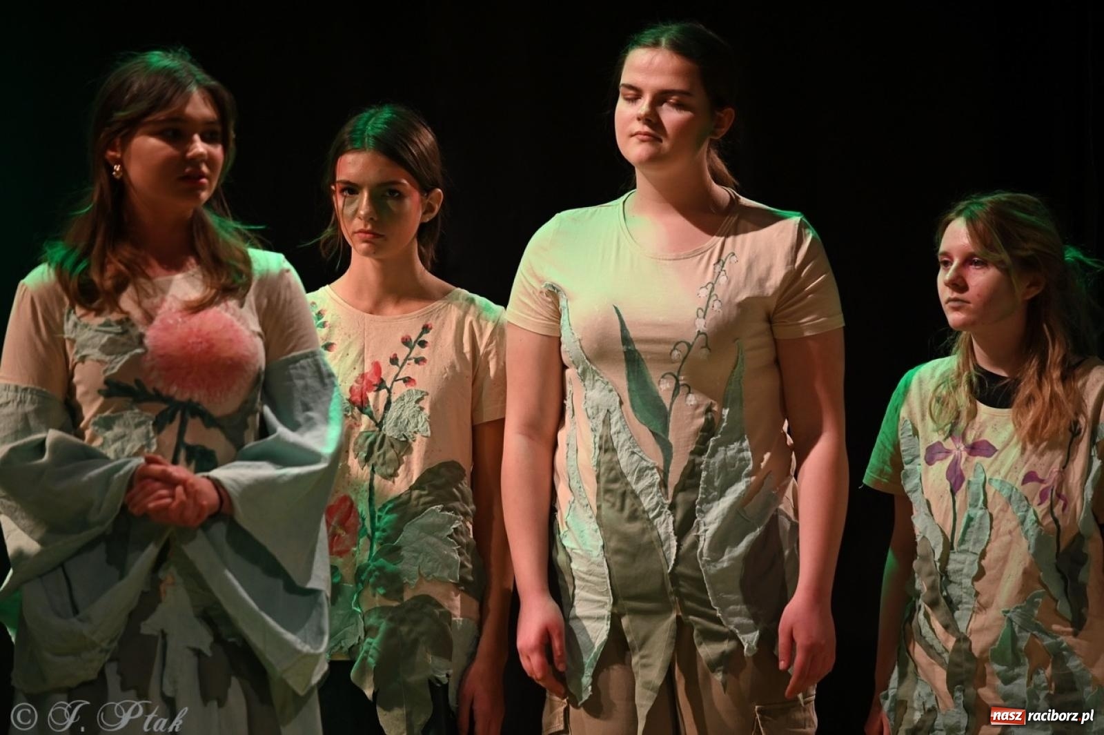 Zdjęcie w galerii na portalu naszraciborz.pl: Magia teatru na scenie MDK. Dwa spektakle Czwartej ściany wiadomości z regionu